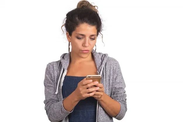 Un adolescent absorbé par son smartphone, négligeant ses amis et sa famille dans un cadre social délaissé